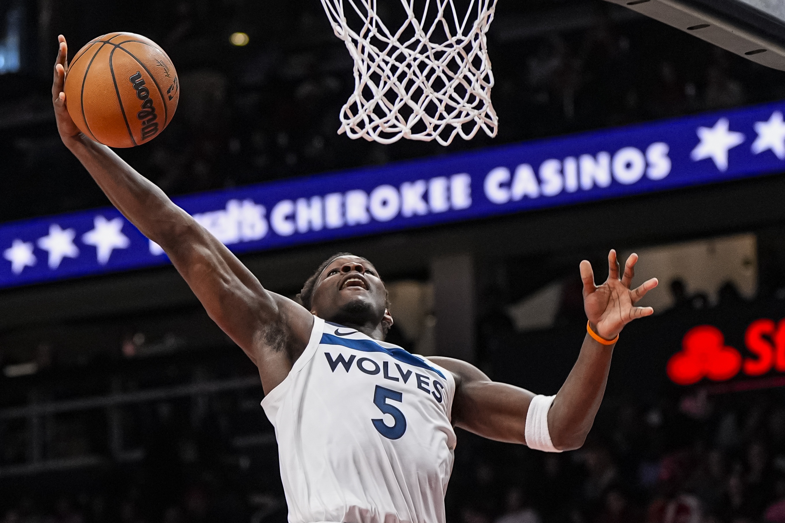 爱德华兹：我第四节就打低位&amp;我练了一夏天 因为我总被各种包夹